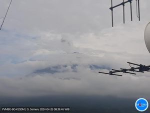 Semeru Erupsi 4 Kali Pagi Ini, Ketinggian Letusan 800-1.000 Meter dari Puncak Semeru Erupsi 4 Kali Pagi Ini, Ketinggian Letusan 800-1.000 Meter dari Puncak