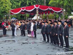Penyematan Penghargaan Satyalancana di Surabaya, Bobby Hadir-Gibran Absen