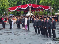 Penyematan Penghargaan Satyalancana di Surabaya, Bobby Hadir-Gibran Absen