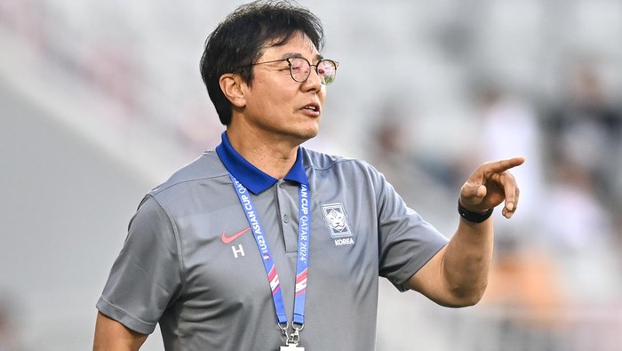 Hang Sun Hong, the head coach of South Korea, is reacting during the AFC U23 Asian Cup Qatar 2024 Group B match between China and South Korea at Abdullah Bin Khalifa Stadium in Doha, Qatar, on April 19, 2024. (Photo by Noushad Thekkayil/NurPhoto via Getty Images)