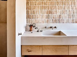 Main Tabrak Corak, 7 Inspirasi Keramik Dinding Kamar Mandi Mediterania