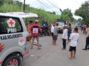 Tabrak Truk di Tikungan, Pemotor Mojokerto Tewas Seketika