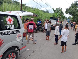 Tabrak Truk di Tikungan, Pemotor Mojokerto Tewas Seketika