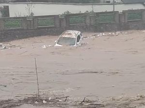 Jembatan di China Runtuh Saat Diguyur Hujan Lebat, 11 Orang Tewas Jembatan di China Runtuh Saat Diguyur Hujan Lebat, 11 Orang Tewas