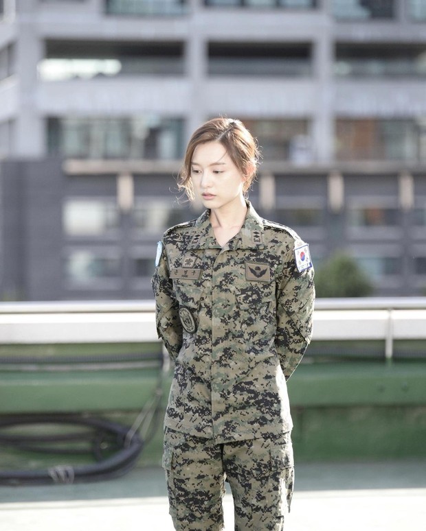 Kim Ji Won sebagai Yoon Myung Joo di Descendants of the Sun