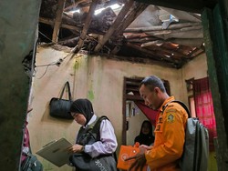 2 Rumah di Ciomas Bogor Ambruk Akibat Diguyur Hujan Deras dan Angin Kencang
