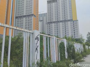 Penampakan Terkini Wisma Atlet Kemayoran: Pagar Rusak-Ditumbuhi Semak Belukar