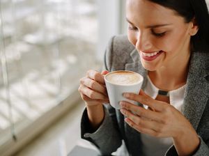 Minum Kopi Bikin Rambut Rontok, Mitos atau Fakta?