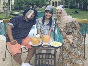 Kulineran Nina Mpok Alpa yang Dikabarkan Hamil Anak Ketiga Kulineran Nina Mpok Alpa yang Dikabarkan Hamil Anak Ketiga