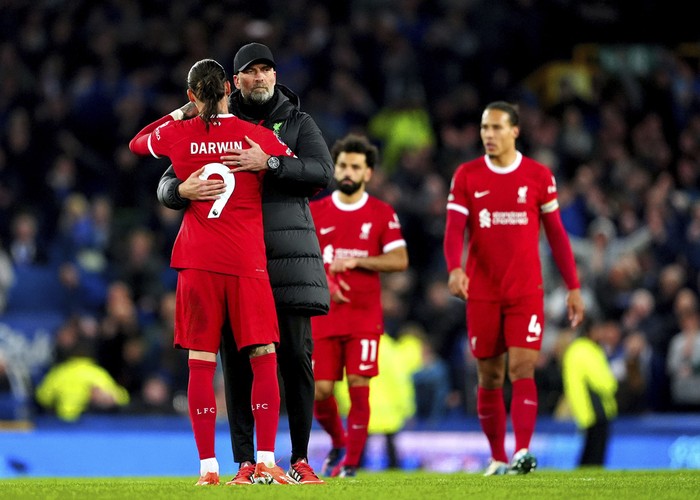 Liverpools Darwin Nunez hugs manager Jurgen Klopp following the English Premier League soccer match between Everton and Liverpool at the Goodison Park stadium in Liverpool, Britain, Wednesday, April 24, 2024.  (Peter Byrne/PA via AP)