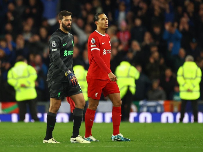Soccer Football - Premier League - Everton v Liverpool - Goodison Park, Liverpool, Britain - April 24, 2024 Liverpools Alisson and Virgil van Dijk look dejected after the match REUTERS/Carl Recine NO USE WITH UNAUTHORIZED AUDIO, VIDEO, DATA, FIXTURE LISTS, CLUB/LEAGUE LOGOS OR LIVE SERVICES. ONLINE IN-MATCH USE LIMITED TO 45 IMAGES, NO VIDEO EMULATION. NO USE IN BETTING, GAMES OR SINGLE CLUB/LEAGUE/PLAYER PUBLICATIONS.