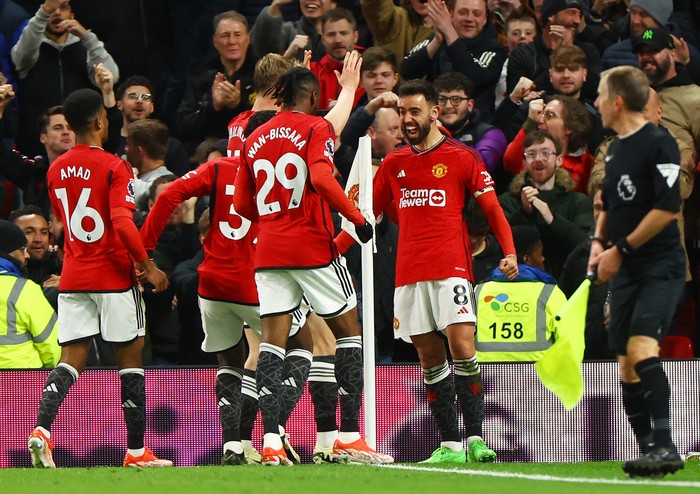 Manchester United Soccer Football - Premier League - Manchester United v Sheffield United - Old Trafford, Manchester, Britain - April 24, 2024 Manchester United's Bruno Fernandes celebrates scoring their third goal with teammates REUTERS/Molly Darlington NO USE WITH UNAUTHORIZED AUDIO, VIDEO, DATA, FIXTURE LISTS, CLUB/LEAGUE LOGOS OR 'LIVE' SERVICES. ONLINE IN-MATCH USE LIMITED TO 45 IMAGES, NO VIDEO EMULATION. NO USE IN BETTING, GAMES OR SINGLE CLUB/LEAGUE/PLAYER PUBLICATIONS.