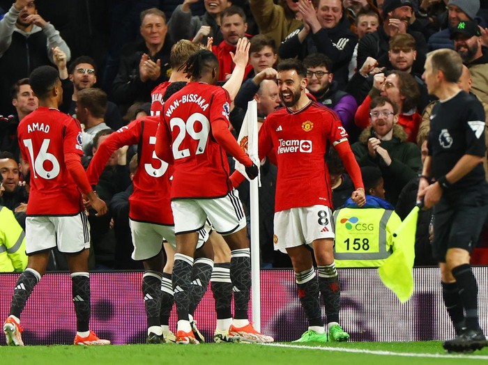 Soccer Football - Premier League - Manchester United v Sheffield United - Old Trafford, Manchester, Britain - April 24, 2024 Manchester United's Bruno Fernandes celebrates scoring their third goal with teammates REUTERS/Molly Darlington NO USE WITH UNAUTHORIZED AUDIO, VIDEO, DATA, FIXTURE LISTS, CLUB/LEAGUE LOGOS OR 'LIVE' SERVICES. ONLINE IN-MATCH USE LIMITED TO 45 IMAGES, NO VIDEO EMULATION. NO USE IN BETTING, GAMES OR SINGLE CLUB/LEAGUE/PLAYER PUBLICATIONS.