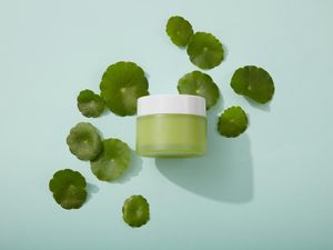 4 Manfaat Skincare dengan Centella Asiatica, Bisa Bikin Awet Muda 4 Manfaat Skincare dengan Centella Asiatica, Bisa Bikin Awet Muda