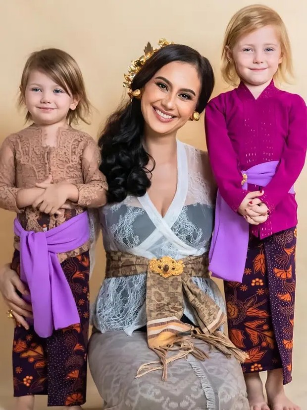 Marrissa Nasution dan anak-anaknya saat kenakan kebaya