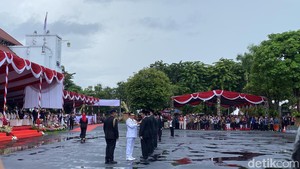 Mendagri Gantikan Presiden Jokowi Sematkan Penghargaan Satyalancana