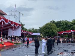 Mendagri Gantikan Presiden Jokowi Sematkan Penghargaan Satyalancana