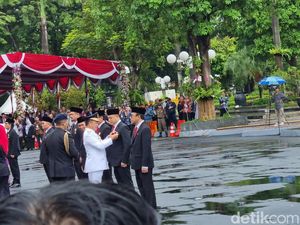 Gibran Tak Hadir Saat Penyematan Penghargaan Satyalancana di Surabaya Gibran Tak Hadir Saat Penyematan Penghargaan Satyalancana di Surabaya