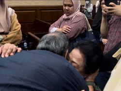 Momen Eks Dirjen Minerba Peluk Ibu Mertua Usai Divonis 3 Tahun 6 Bulan Bui