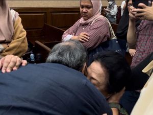 Momen Eks Dirjen Minerba Peluk Ibu Mertua Usai Divonis 3 Tahun 6 Bulan Bui Momen Eks Dirjen Minerba Peluk Ibu Mertua Usai Divonis 3 Tahun 6 Bulan Bui