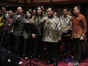 Prabowo Nyanyi di Depan Titiek: Sudah Presiden Terpilih, Suara Jelek Harus Tepuk Tangan Prabowo Nyanyi di Depan Titiek: Sudah Presiden Terpilih, Suara Jelek Harus Tepuk Tangan