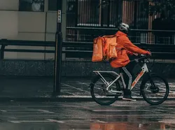 Ojol Makanan Banjir Pujian Usai Belikan Obat untuk Pembeli yang Sakit