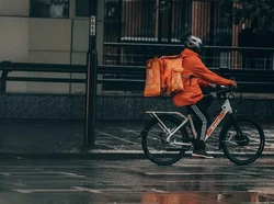 Ojol Makanan Banjir Pujian Usai Belikan Obat untuk Pembeli yang Sakit