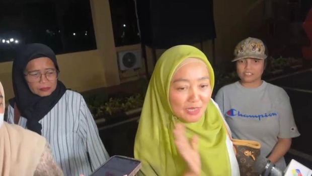 Orang tua Chandrika Chika di Polres Jakarta Selatan