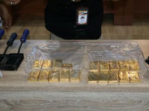Penampakan 10 Kg Emas Ilegal Diamankan Polisi di Bandara Manado Penampakan 10 Kg Emas Ilegal Diamankan Polisi di Bandara Manado