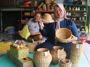 Kisah Sukses Perajin Eceng Gondok di Demak, Laris Sampai Thailand! Kisah Sukses Perajin Eceng Gondok di Demak, Laris Sampai Thailand!