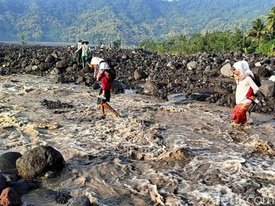 Perjuangan Ayah Seberangi Sungai Demi Antar Anak Bersekolah