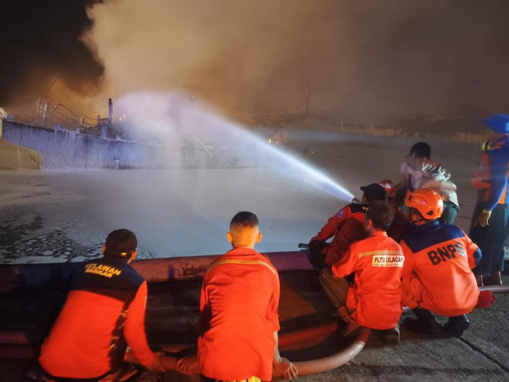 7 Armada Damkar Diterjunkan, Kebakaran Kapal di Cilacap Dapat Dilokalisir
