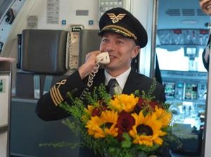 Viral Momen Romantis Pilot Lamar Pramugari di Pesawat, Bikin Ikut Terharu