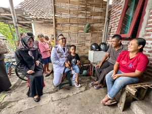 Hari Otda, Pj Walkot Mojokerto Turun ke Warga Salurkan Bantuan Stunting