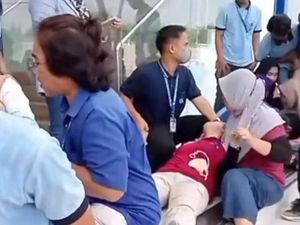 Momen Puluhan Karyawan Pabrik di Majalengka Kesurupan Massal Momen Puluhan Karyawan Pabrik di Majalengka Kesurupan Massal