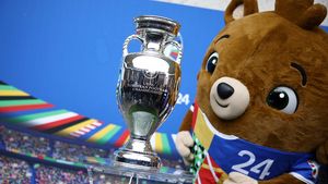 Potret Trofi Euro 2024 Tiba di Stadion Olimpiade Berlin