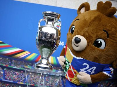 Potret Trofi Euro 2024 Tiba di Stadion Olimpiade Berlin