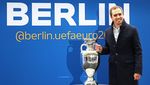 Potret Trofi Euro 2024 Tiba di Stadion Olimpiade Berlin