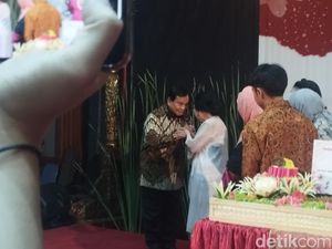 Prabowo Dapat Potongan Tumpeng Pertama di HUT Siti Hardjanti Wismoyo