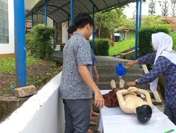 Hukum Menangis Saat Memandikan Jenazah