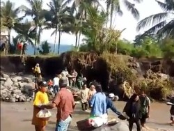 Rombongan Pengantin Seberangi Aliran Lahar Dingin Semeru untuk Akad Nikah