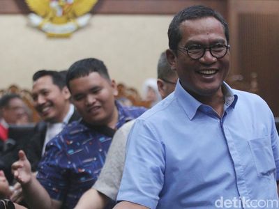 Senyum Manis Terdakwa Korupsi Nikel di Sidang Vonis