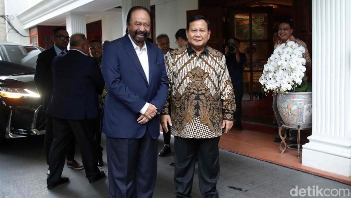 Surya Paloh Temui Prabowo di Kertanegara Ketua Umum Partai NasDem Surya Paloh menyambangi kediaman Presiden Terpilih Prabowo Subianto di Kertanegara, Jakarta Selatan, sore ini. Tiba di Kertanegara, Surya Paloh pribadi dirangkul Prabowo.