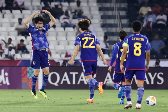 DOHA, QATAR - APRIL 25: Kimura Seiji #5 of Japan celebrates teams second goal with teammates during the AFC U23 Asian Cup Quarter Final match between Qatar and Japan at Jassim Bin Hamad Stadium on April 25, 2024 in Doha, Qatar.  (Photo by Zhizhao Wu/Getty Images)