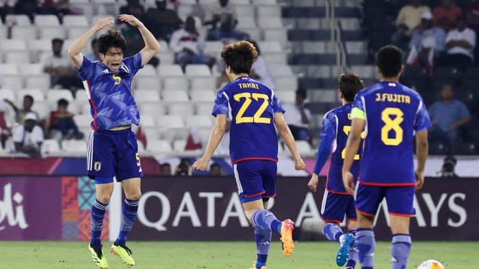 DOHA, QATAR - APRIL 25: Kimura Seiji #5 of Japan celebrates teams second goal with teammates during the AFC U23 Asian Cup Quarter Final match between Qatar and Japan at Jassim Bin Hamad Stadium on April 25, 2024 in Doha, Qatar.  (Photo by Zhizhao Wu/Getty Images)