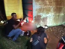 Truk Terguling di Padangan Bojonegoro Timpa Pemotor Perempuan