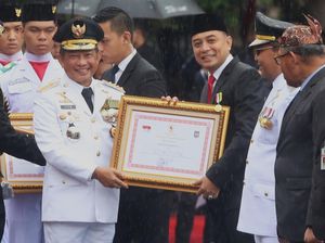 Sosok Eri Cahyadi, Wali Kota Surabaya Pertama Terima Penghargaan Satyalancana