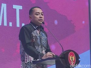 Pantun Eri Cahyadi Tutup Puncak Peringatan Hari Otda 2024 di Surabaya
