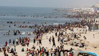 Warga Gaza Tenangkan Diri Sejenak di Pantai Rafah, Israel Marah