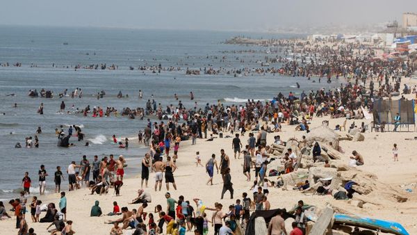 Warga Gaza Tenangkan Diri Sejenak di Pantai Rafah, Israel Marah